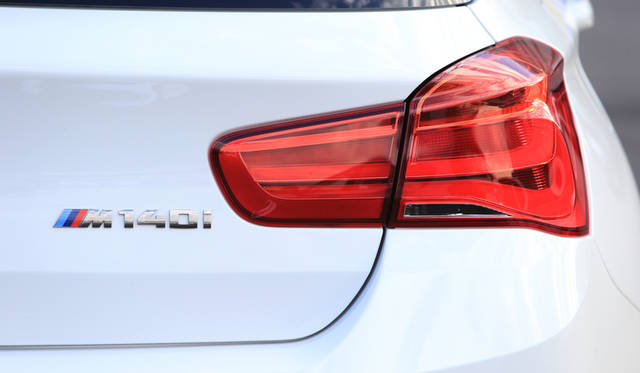 BMW M社が手がけた特別なモデルであることを示す