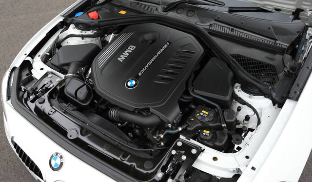 6気筒エンジンはツインスクロール・ターボ・チャージャー、ダイレクト・インジェクション・システム、バルブトロニック（無段階可変バルブコントロールシステム）、そしてダブルVANOS（バリアブル・カムシャフトコントロールシステム）を備える