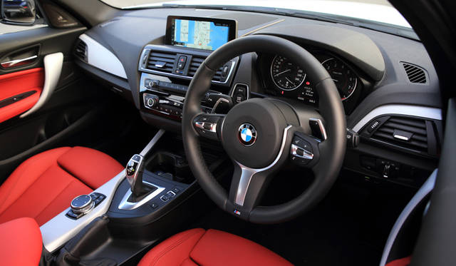 グリップ径が太いスポーティなステアリングホイール