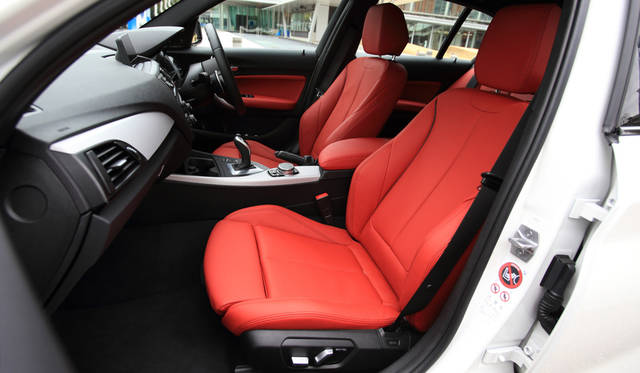 スポーツシートはホールド性がよくレザーだが滑りにくい