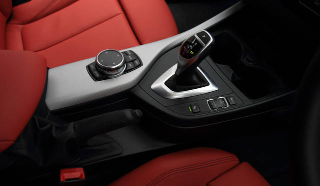 トランスミッションは8段オートマチックと6段マニュアルが用意されている