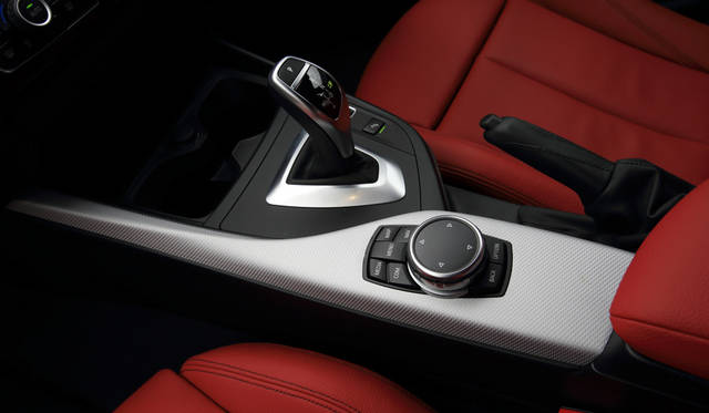 トランスミッションは8段オートマチックと6段マニュアルが用意されている