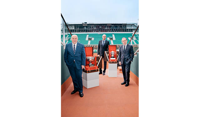 © Louis Vuitton / Sebastian Zanella </br>左から、フランス･テニ連盟のベルナージウディセリ会長、、フランスの元男子プロテニス選手で現在ローランギャロス･トーナメントディレクターを務めるギー・フォルジェ、ルイ･ヴィトン会長兼CEOのマイケル･バーク