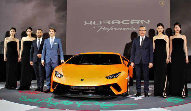 男性左からアウトモビリ・ランボルギーニ日本及び韓国カントリーマネージャーのフランチェスコ・クレシ氏、同アジア太平洋地区代表のアンドレア・バルディ氏、そして同アドバンスト・コンポジットリサーチセンター代表のルチアーノ・デ・オト氏