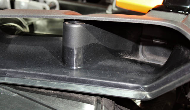 エンジンベイのフラップ。前方から後方を見たところ