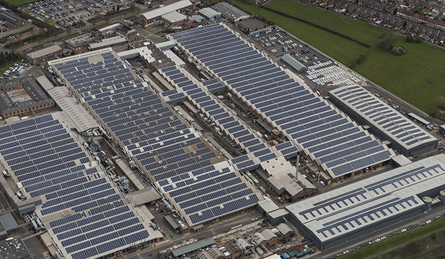 ベントレーのクルー工場のルーフにはソーラーパネルが備わり、これで全体の40パーセントもの電力を賄っているという