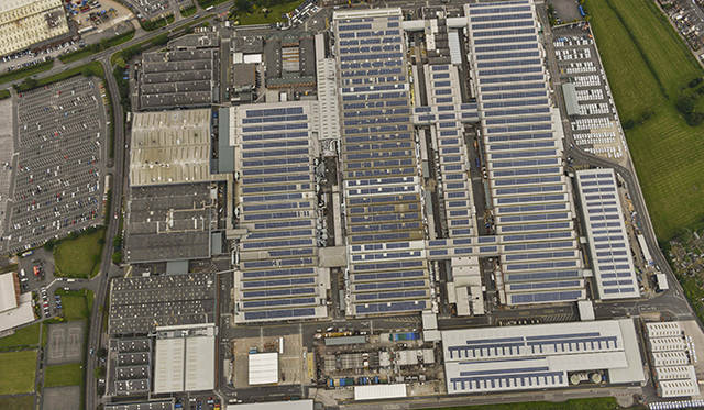 ベントレーのクルー工場のルーフにはソーラーパネルが備わり、これで全体の40パーセントもの電力を賄っているという