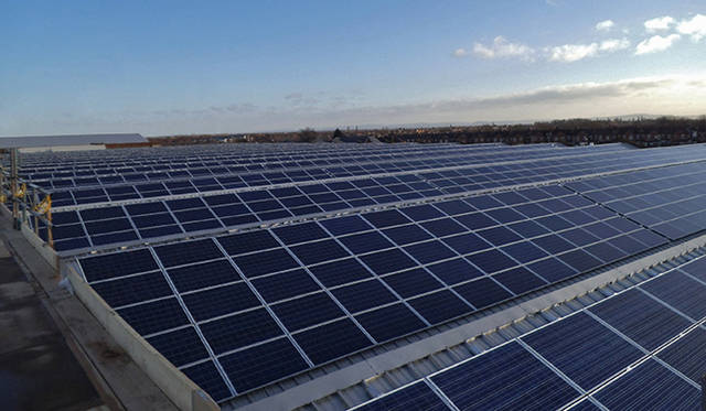 ベントレーのクルー工場のルーフにはソーラーパネルが備わり、これで全体の40パーセントもの電力を賄っているという