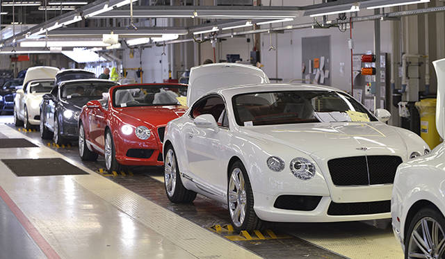 ベントレーのクルー工場のルーフにはソーラーパネルが備わり、これで全体の40パーセントもの電力を賄っているという