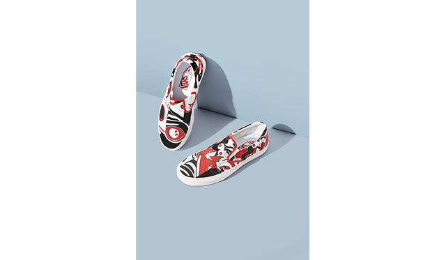 マーク・ジェイコブス</br>マーク・ジェイコブスは1963年4月9日のニューヨーク市生まれ。1981年にハイスクール・オブ・アートデザインを卒業後、パーソンズ・スクール・オブ・デザインに入学している。パーソンズ在学中から、年間最優秀デザイン生徒賞をはじめ、同スクールの主席生徒に与えられる数々の賞を受けるなど、輝かしい受賞実績を残す。1984年に最初のコレクションをマーク・ジェイコブスのブランドとして発表したジェイコブスは、翌年、ファッション業界における優秀な功績を称えて新人デザイナーに贈られる米国ファッションデザイナー協会(CFDA)のペリー・エリス賞を最年少で受賞している。