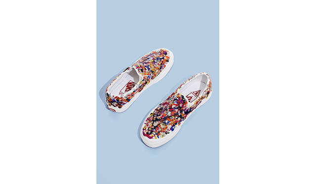 ジン・スーン・チョイ</br>ジン・スーン・チョイは、今最も影響力のあるネイルアーティストの一人であり、そのエレガントでシンプルな作風に定評がある。韓国出身のチョイは1991年にニューヨークに移住して以来、着実にフリーランスのネイルアーティストとしての地位を確立。1999年には、ネイルトリートメントに特化した Jin Soon Hand and Foot Spa(ジン・スーン ハンド アンド フット スパ)１号店をイースト・ヴィレッジにオープンしている。彼女はマーク ジェイコブス ビューティーのネイルラッカーを用いて、長年にわたりマーク ジェイコブスのランウェイショー（そしてマーク・ジェイコブス本人の）マニキュアリストとして活躍している。