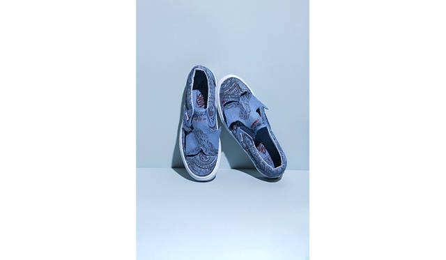 安野谷昌穂</br>1991年兵庫県生まれ。 京都精華大学でデザインを、オランダのヘリット・リートフェルト・アカデミーでファインアートを学び、現在は東京に拠点を置く。 シンガポールの国宝と賞賛されるデザイナーのテセウス・チャンと独STEIDL社が手掛けたアート本「STEIDL-WERK」では安野谷の作品が一冊丸ごとフィーチャーされた。 さらにコム デ ギャルソン・シャツ（COMME des GARCONS SHIRT）の16-17AWコレクションにも作品が起用されるなど、今後の活躍が注目されている新進気鋭の美術家。