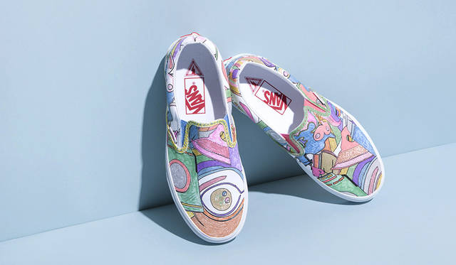 水原佑果</br>VOGUE、ELLE、NUMERO、NYLONなど多数のファッション誌に登場する人気モデル。最近ではDJとしての人気も高く、ファッションイベントや音楽イベントにも出演。高橋幸宏(YMO)やテイトウワ、小山田圭吾などとのコレボレーションも行なっている。若者に人気のあるファッションアイコンの一人として、東京のポップカルチャーをキュートに表現しており、個性的なピンクのヘアが彼女のシグネチャーとなっている。