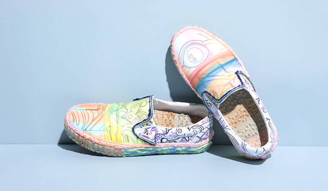 西形 彩庵</br>西形の作品は手染や手描き、様々な友禅の手織り技法を取り入れた日本伝統工芸技術を用いて創り出されている。栃木県伝統工芸士である一家の4代目として生まれ、手織り職人に囲まれて育つ。幼稚園の時に最初の作品を制作し、以降芸術面における探究を続けてきた。西形は顔料や染料、布などを用い、見る人を温かい気持ちにさせる美しい作品を生み出している。明るく美しい色で布を手染めした後、ディテイルを描くのに用いられる友禅の技法が作品の魅力を高めひとつひとつの作業に作者の想いが馳せられている。一つの作品が完成するまでには数ヶ月かかることもある。彼女は栃木県芸術祭に4年連続招待され、パリ、NY、そしてシンガポールでも世界的に展示が行われた。