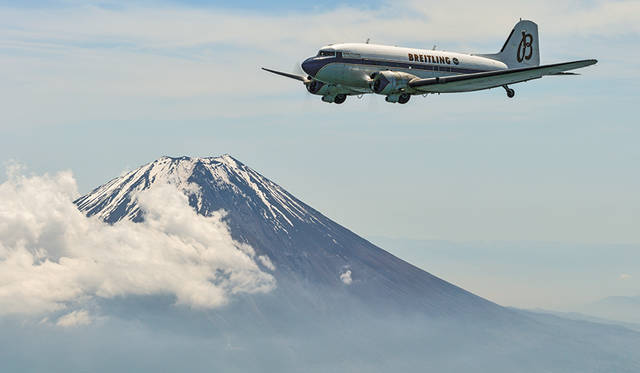 富士山周辺をフライト。高度4000mともなると空気が薄くなり、エンジン出力が低下する。フライトにはテクニックを要するのだとか。
