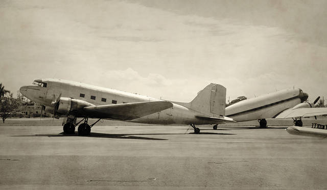 往年のダグラスDC-3。停機中の機体は水平ではなく、後部が下がった状態になるのが特徴だ。