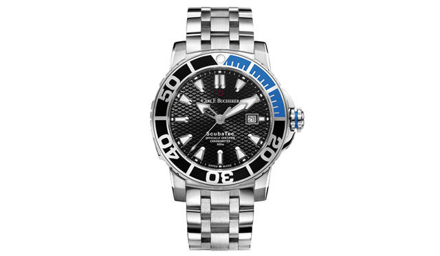 <strong>パトラビ スキューバテック</strong>　※コモン着用<br /> <br /> Ref.｜00.10623.23.33.21<br /> ムーブメント｜自動巻き（Cal.CFB A1950.1）<br /> パワーリザーブ｜38時間<br /> ケース＆ブレスレット素材｜SS<br /> ケース径｜44.6mm<br /> ベゼル素材｜セラミック<br /> 防水｜500ｍ<br /> 価格｜85万円（税別）