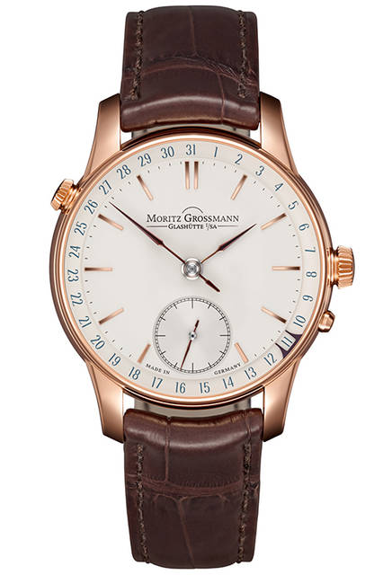 <strong>アトゥム・デイト</strong><br /> <br /> Ref.｜MG-001266<br /> ムーブメント｜手巻き（自社製キャリバー100.3）<br /> テンプ振動数｜1万8000振動／時<br /> パワーリザーブ｜完全巻き上げ状態から約42時間<br /> 機能｜ストップセコンド機能搭載スモールセコンド、日付表示、グロスマン製プッシャー付き手巻き機構<br /> 操作｜リューズ2個（巻き上げ用／時刻・日付設定用）、プッシャー（時計リスタート用）<br /> ケース素材｜18KRG<br /> ケース径｜41.0mm<br /> ケースバック｜シースルー<br /> ストラップ｜手縫いアリゲーター<br /> 価格｜420万円（税別）