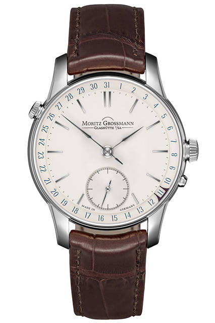 <strong>アトゥム・デイト</strong><br /> <br /> Ref.｜MG-001267<br /> ムーブメント｜手巻き（自社製キャリバー100.3）<br /> テンプ振動数｜1万8000振動／時<br /> パワーリザーブ｜完全巻き上げ状態から約42時間<br /> 機能｜ストップセコンド機能搭載スモールセコンド、日付表示、グロスマン製プッシャー付き手巻き機構<br /> 操作｜リューズ2個（巻き上げ用／時刻・日付設定用）、プッシャー（時計リスタート用）<br /> ケース素材｜18KWG<br /> ケース径｜41.0mm<br /> ケースバック｜シースルー<br /> ストラップ｜手縫いアリゲーター<br /> 価格｜450万円（税別）