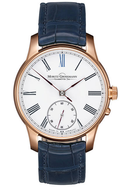 <strong>アトゥム・エナメル</strong><br /> <br /> ドンツェ・カドラン製のグランフー・エナメルダイヤルを搭載した25本の世界限定モデル。<br /> <br /> Ref.｜MG-001264<br /> ムーブメント｜手巻き（自社製キャリバー100.1）<br /> テンプ振動数｜1万8000振動／時<br /> パワーリザーブ｜完全巻き上げ状態から約42時間<br /> 機能｜ストップセコンド機能搭載スモールセコンド、グロスマン製プッシャー付き手巻き機構<br /> 操作｜リューズ1個（巻き上げ用／時刻設定用）、プッシャー（時計リスタート用）<br /> ケース素材｜18KRG<br /> ケース径｜41.0mm<br /> ケースバック｜シースルー<br /> ストラップ｜手縫いアリゲーター<br /> 価格｜410万円（税別）