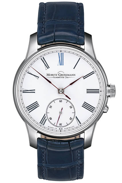 <strong>アトゥム・エナメル</strong><br /> <br /> ドンツェ・カドラン製のグランフー・エナメルダイヤルを搭載した25本の世界限定モデル。<br /> <br /> Ref.｜MG-001265<br /> ムーブメント｜手巻き（自社製キャリバー100.1）<br /> テンプ振動数｜1万8000振動／時<br /> パワーリザーブ｜完全巻き上げ状態から約42時間<br /> 機能｜ストップセコンド機能搭載スモールセコンド、グロスマン製プッシャー付き手巻き機構<br /> 操作｜リューズ1個（巻き上げ用／時刻設定用）、プッシャー（時計リスタート用）<br /> ケース素材｜18KWG<br /> ケース径｜41.0mm<br /> ケースバック｜シースルー<br /> ストラップ｜手縫いアリゲーター<br /> 価格｜440万円（税別）