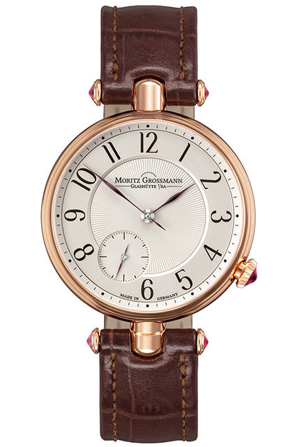 <strong>テフヌート・ツイスト「クラシック」</strong><br /> <br /> Ref.｜MG-000951<br /> ムーブメント｜手巻き（自社製キャリバー102.2）<br /> ケース素材｜18KRG<br /> ケース径｜36mm<br /> ケースバック｜シースルー<br /> 価格｜330万円（税別予価）