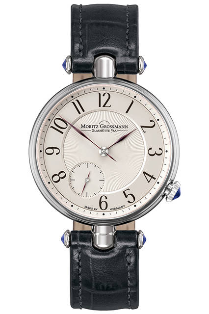 <strong>テフヌート・ツイスト「クラシック」</strong><br /> <br /> Ref.｜MG-001233<br /> ムーブメント｜手巻き（自社製キャリバー102.2）<br /> ケース素材｜18KWG<br /> ケース径｜36mm<br /> ケースバック｜シースルー<br /> 価格｜340万円（税別予価）