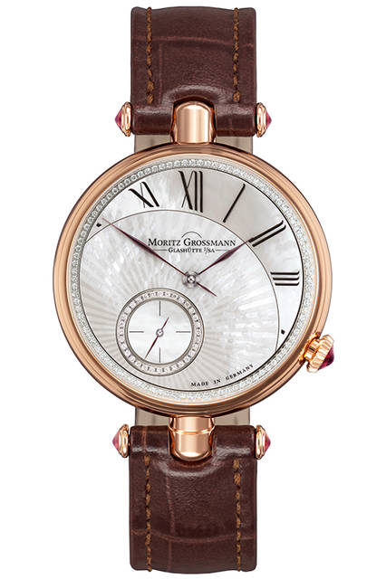 <strong>テフヌート・ツイスト「ファンシー」</strong><br /> <br /> Ref.｜MG- 001165<br /> ムーブメント｜手巻き（自社製キャリバー102.2）<br /> ケース素材｜18KRG<br /> ケース径｜36mm<br /> ケースバック｜シースルー<br /> ダイヤル｜MOP、128個のブリリアントカットダイヤモンド<br /> 価格｜370万円（税別予価）