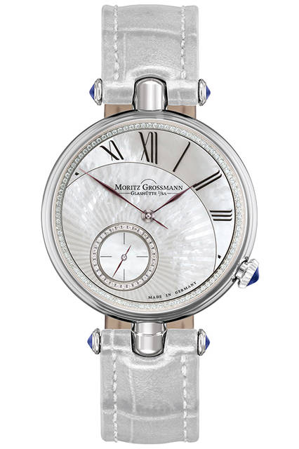 <strong>テフヌート・ツイスト「ファンシー」</strong><br /> <br /> Ref.｜MG-001232<br /> ムーブメント｜手巻き（自社製キャリバー102.2）<br /> ケース素材｜18KWG<br /> ケース径｜36mm<br /> ケースバック｜シースルー<br /> ダイヤル｜MOP、128個のブリリアントカットダイヤモンド<br /> 価格｜380万円（税別予価）