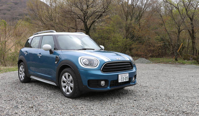 MINIクーパーDクロスオーバーはクーパーSよりグリルの意匠がおとなしめ