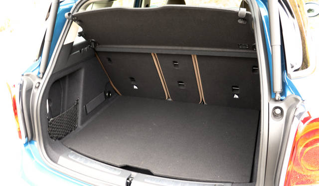 後席バックレストは3分割式で使い勝手がよい