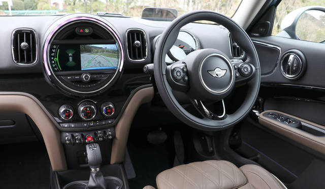 中央にセンターディスプレイを据えたダッシュボードの意匠は継承