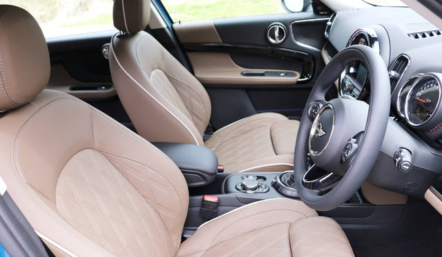 試乗車はオプションの「レザーチェスター・ブリティッシュオーク」なる表皮のスポーツシートを備えていた