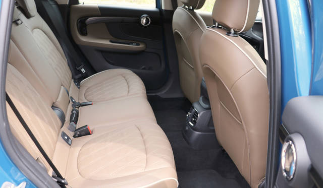 後席の空間は拡大して4人のおとなが無理なく乗っていられる