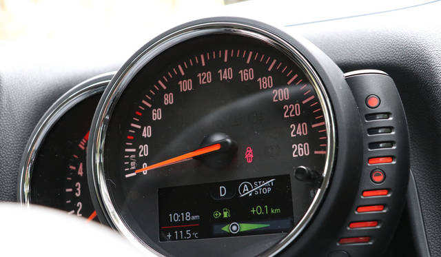 メーター右に設置されているのはバーで表示する燃料計