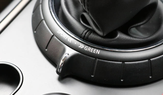 ギアセレクターの根元にドライビングモード（オプション）のセレクターが設けられている