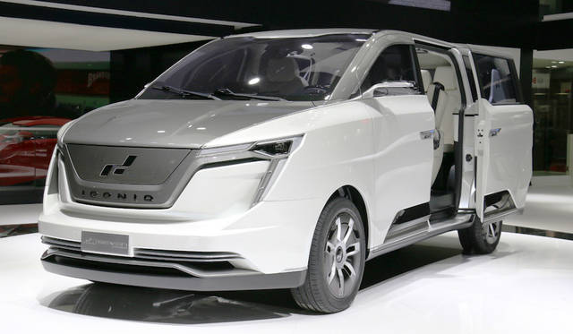 Iconic Seven｜アイコニック セブン<br>アラン・ウー氏が設立した新興EVブランド「アイコニック」と、おなじく同氏が会社設立メンバーを務めドバイを拠点とする「Wモータース」によるワンボックスカー「セブン」。