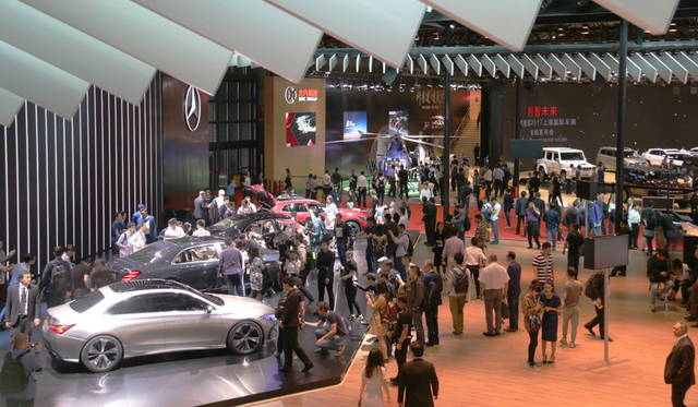 <strong>Mercedes-Benz｜メルセデス・ベンツ</strong><br>上海モーターショーは今年で第17回。メルセデス・ベンツのブースで。