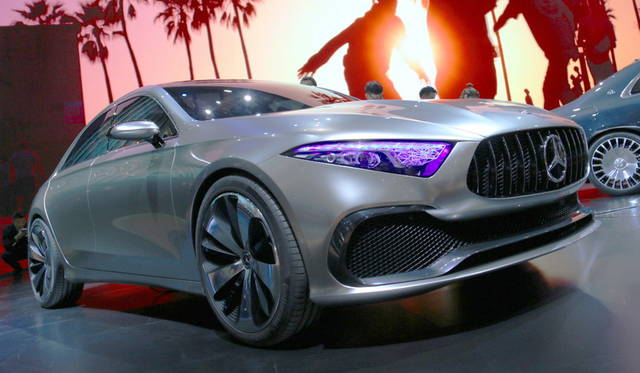 <strong>Mercedes-Benz concept A sedan｜メルセデス・ベンツ コンセプト Aセダン</strong><br>全長×全幅×全高は4,570×1,870×1,462 mm。フロントには「AMG GT ロードスター」などと同じ縦型グリルを採用。