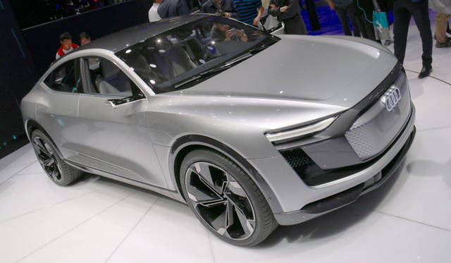 <strong>Audi e-Tron Sportback concept｜アウディ e-トロ スポーツバック コンセプト</strong><br>320kWの出力を誇る4ドア グラントゥリズモ。デジタル マトリックス LED プロジェクターは前照灯としての機能のほか、アニメーションなど多彩な投影を可能とする。