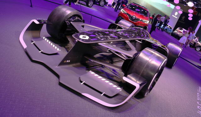 <strong>Renault R.S.2017 Vision｜ルノーR.S.2017 ヴィジョン</strong><br>F1における40年の歴史をもつルノーが、10年後のマシーンを示唆。