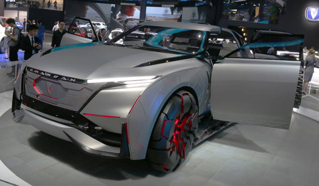 <strong>Changan Yuyue｜長安 御岳コンセプト</strong><br>ホイールに至るまで内蔵されたLEDの総延長は300メートル。