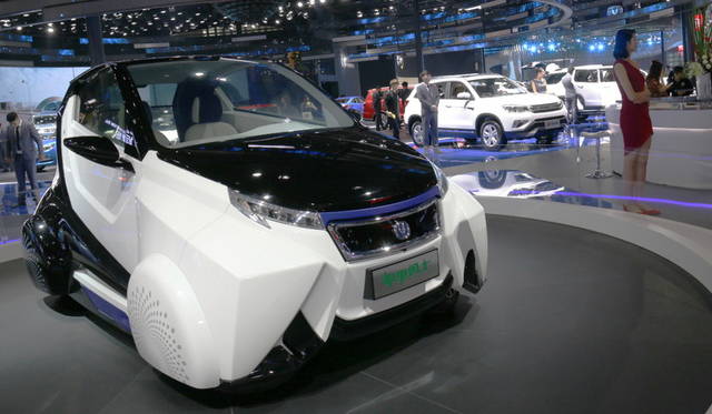 <strong>Changan｜長安 機甲勇士コンセプト</strong><br>フロント/リアとも舵角が大きい4輪操舵を採用することにより、極めて小さな旋回を可能としている。