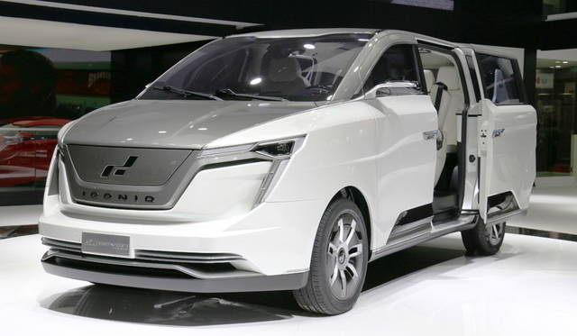 <strong>Iconic Seven｜アイコニック セブン</strong><br>アラン・ウー氏が設立した新興EVブランド「アイコニック」と、おなじく同氏が会社設立メンバーを務めドバイを拠点とする「Wモータース」によるワンボックスカー「セブン」。