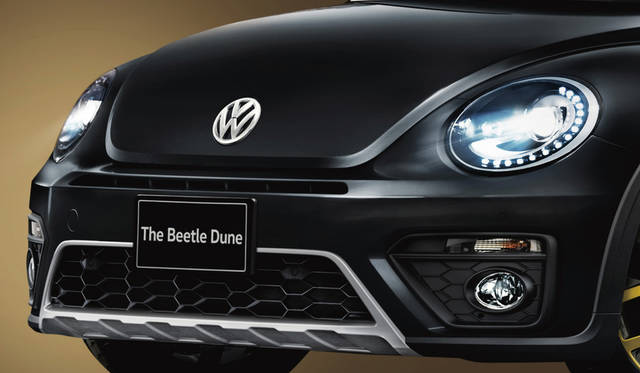 フロントでは、バイキセノンヘッドライト（ハイトコントロール機能付）、ハニカムフロントグリル、アンダーガード付フロントバンパーなどが専用装備だ