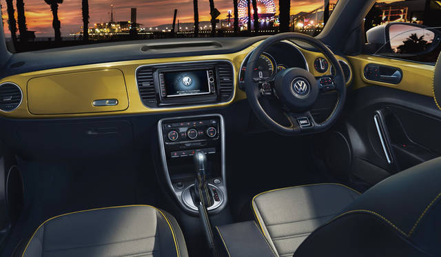 ダッシュパッドやドアトリムにサンドストームイエローメタリックを採用