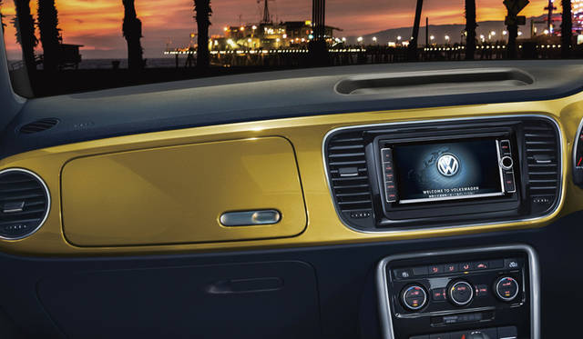 ダッシュパッドやドアトリムにサンドストームイエローメタリックを採用