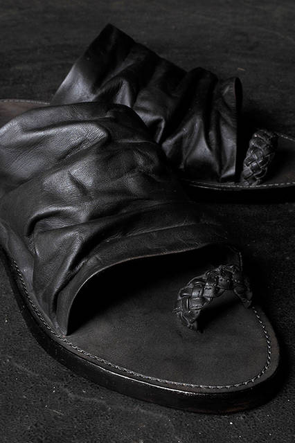 レザーのサンダル2万8000円（税別）。