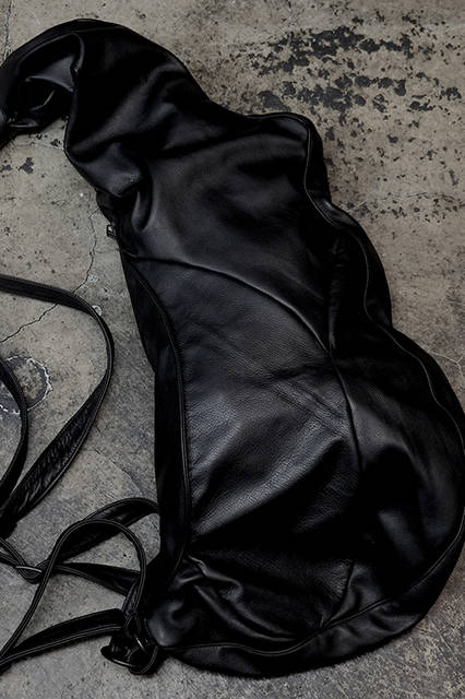 筋肉をモチーフにしたショルダーバッグ。ワンショルダーとリュックの2WAY。7万4000円（税別）。