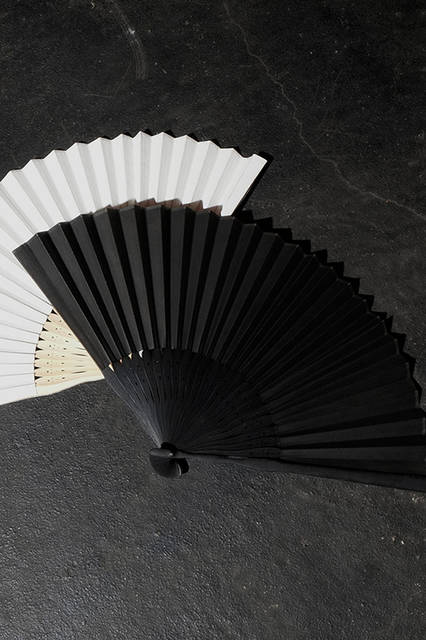 レザーの扇子1万8000円（税別）。